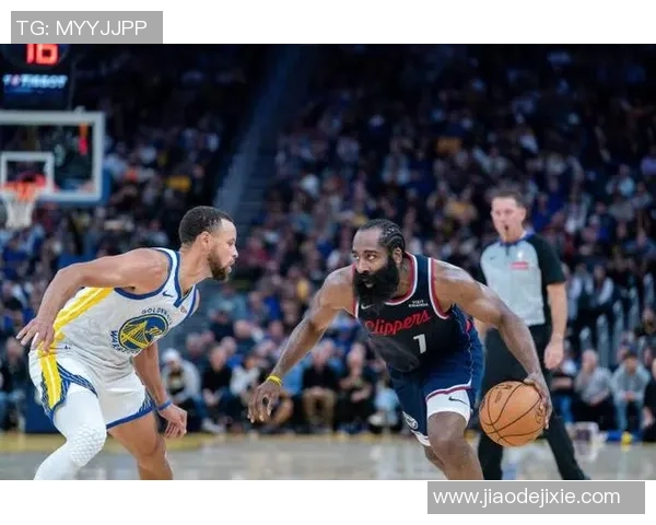 快船与勇士激战11月20日NBA赛场巅峰对决引发球迷热议